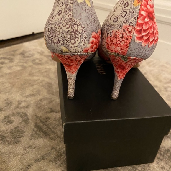 Pumps - Picture 2 of 3